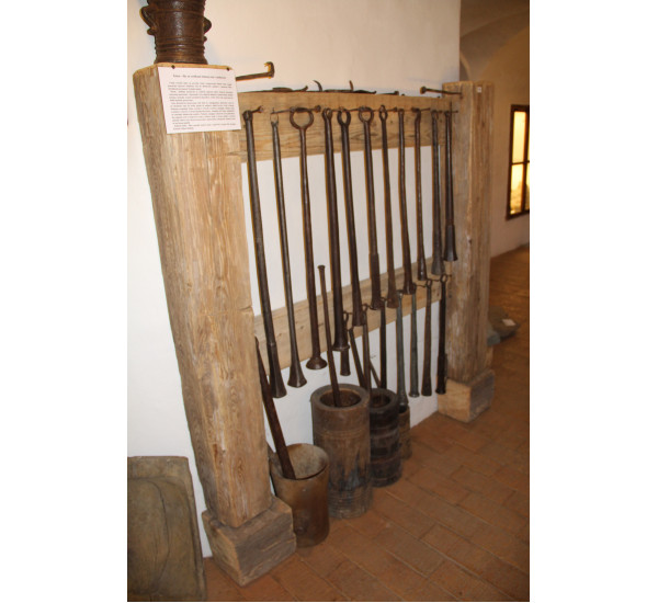 Mažiare s tĺkmi na drvenie zlato-striebornej rudy