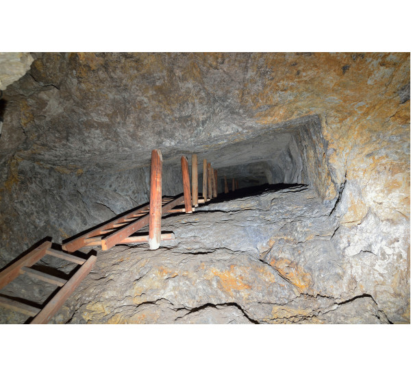 Ručne kresaný komín z IV. na III. obzor, Baňa Starovšechsvätých / Hand-drawn chimney from IV. on III. horizon, All Saints Mine